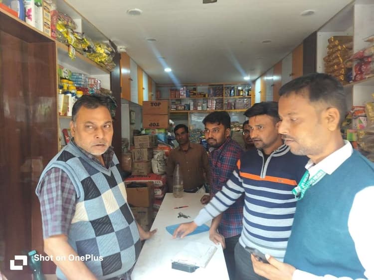 Bokaro News : पॉलीथिन केरी बैग रखने वाले दुकानदारों पर लगा जुर्माना