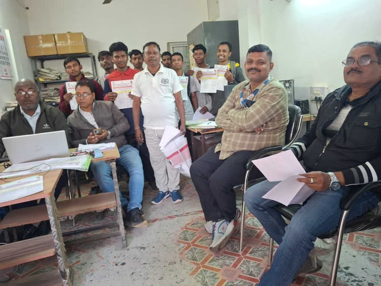 Chaibasa News : भात खबर की पहल से 23 हॉकरों का बना श्रम कार्ड