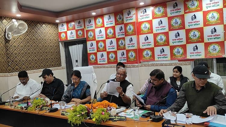 पार्षदों ने उठाया सफाई कर्मियों के आवास का मुद्दा