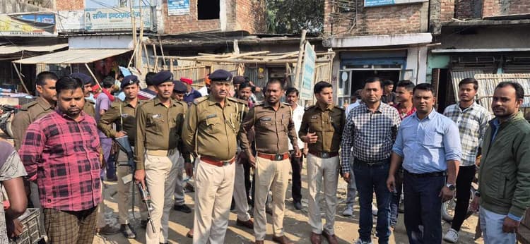 एनएच 31 किनारे व सर्विस रोड से हटाया अतिक्रमण