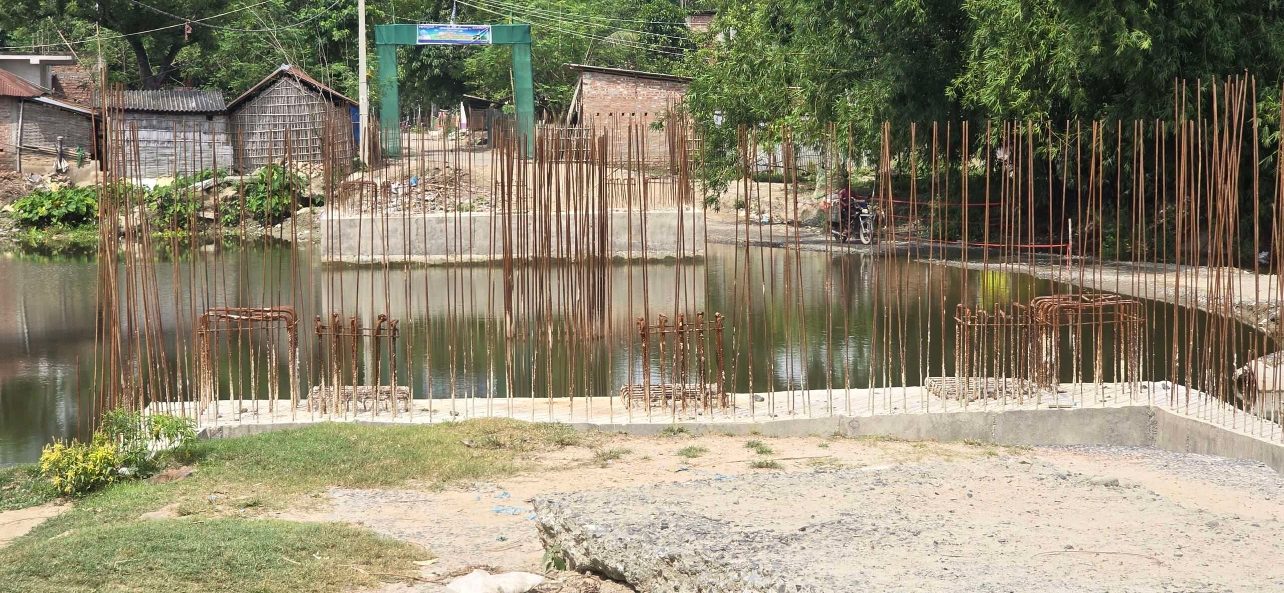 पुल निर्माण कार्य अधूरा छोड़ भागा ठेकेदार, ग्रामीणों में आक्रोश