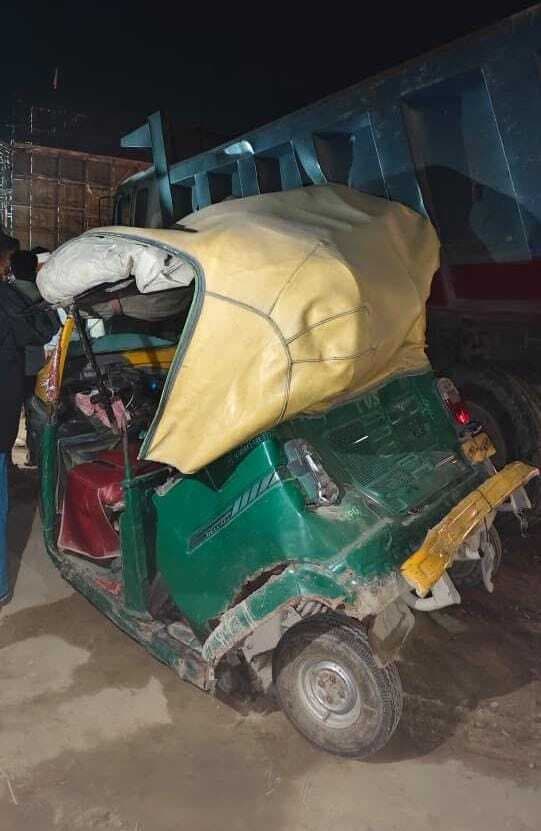 नारायणपुर रेल फाटक के पास हाइवा की टक्कर से कई घायल