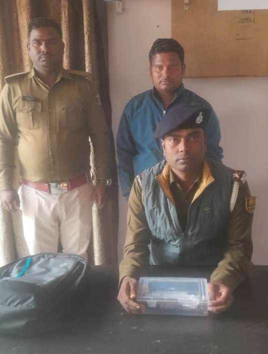 एक कट्टा, चार कारतूस, एक मोबाइल व बाइक के साथ बदमाश को किया गिरफ्तार