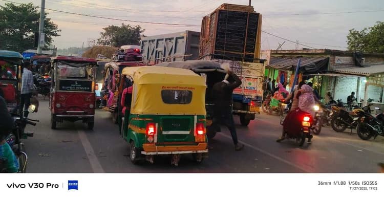 एनएच 81 किनारे अवैध पार्किंग से वाहन चालकों को परेशानी