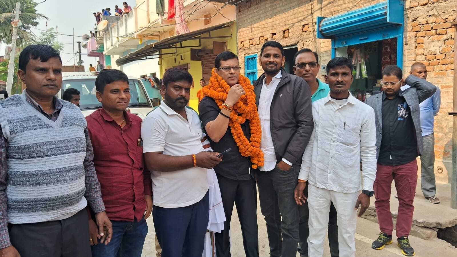 पैतृक गांव इटौन पहुंचे आईजी पंकज राज, ग्रामीणों ने किया स्वागत