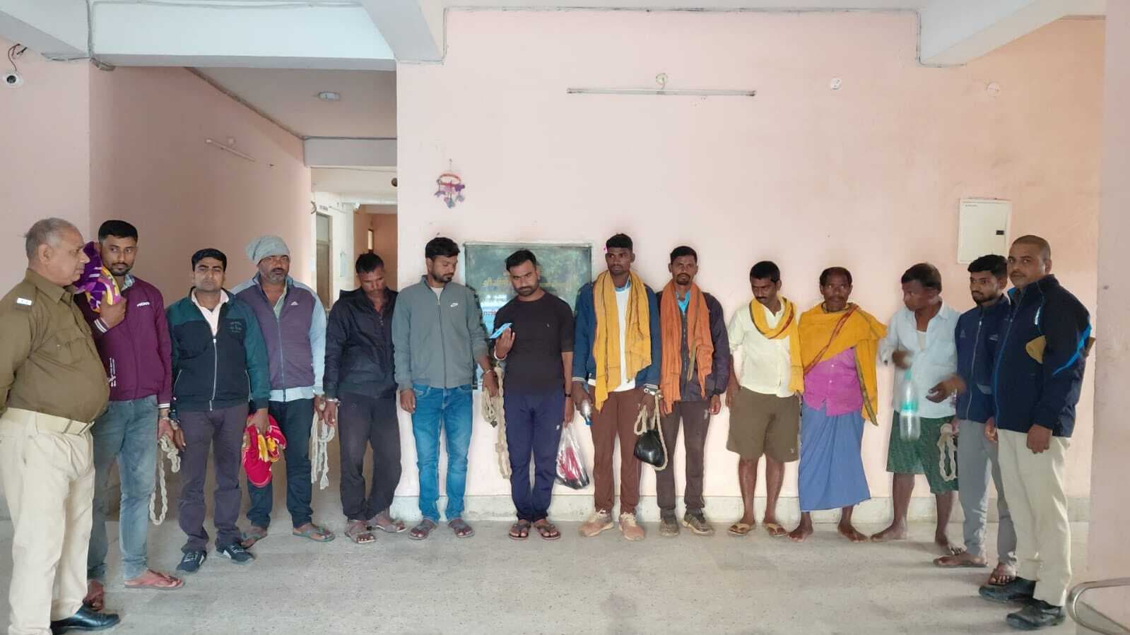 57 देसी व 13 लीटर विदेशी शराब के साथ छह तस्कर व छह शराबी गिरफ्तार