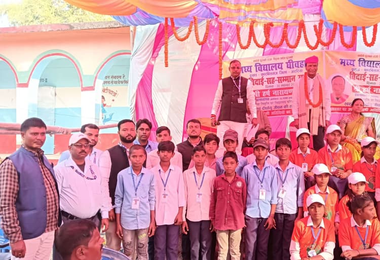 सेवानिवृत्त शिक्षक को दी गयी विदाई