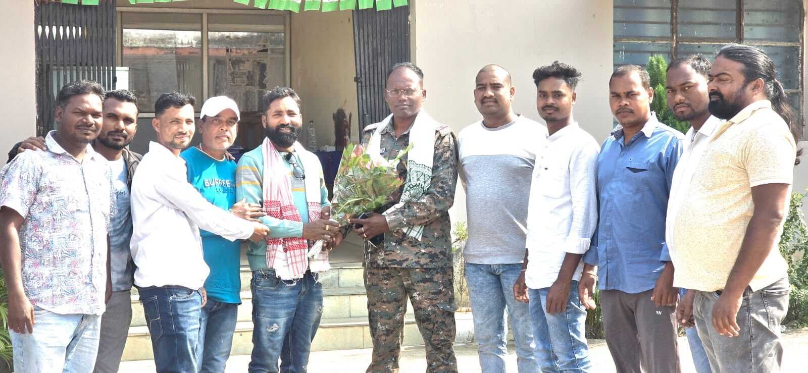 मैक्लुस्कीगंज थाना प्रभारी को युवा संघर्ष मोर्चा ने सम्मानित किया