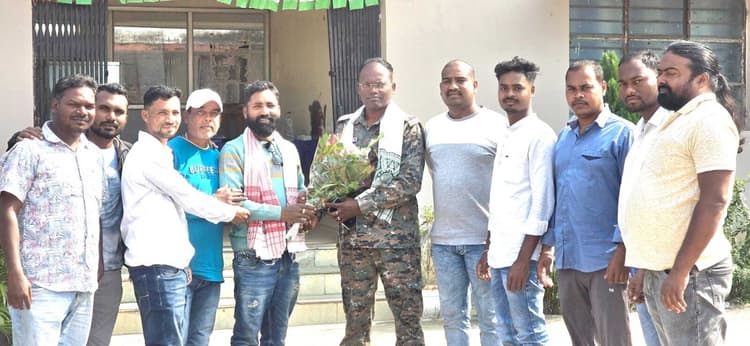 मैक्लुस्कीगंज थाना प्रभारी को युवा संघर्ष मोर्चा ने सम्मानित किया