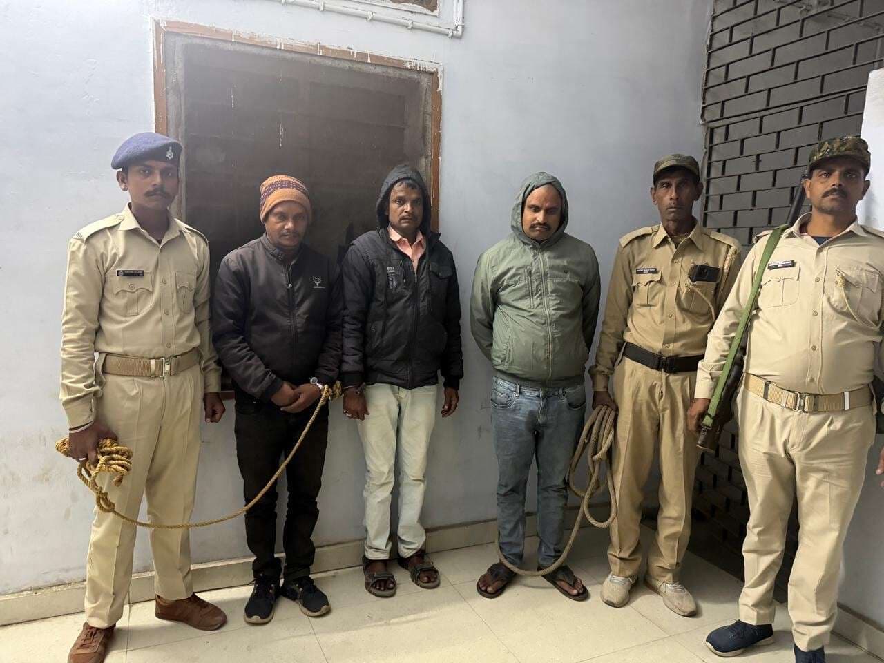 Giridih News: जब्त शराब चोरी कर बेचने के मामले में फर्जी एसपीओ समेत तीन गिरफ्तार