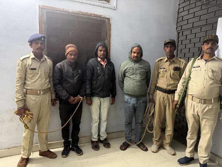 Giridih News: जब्त शराब चोरी कर बेचने के मामले में फर्जी एसपीओ समेत तीन गिरफ्तार