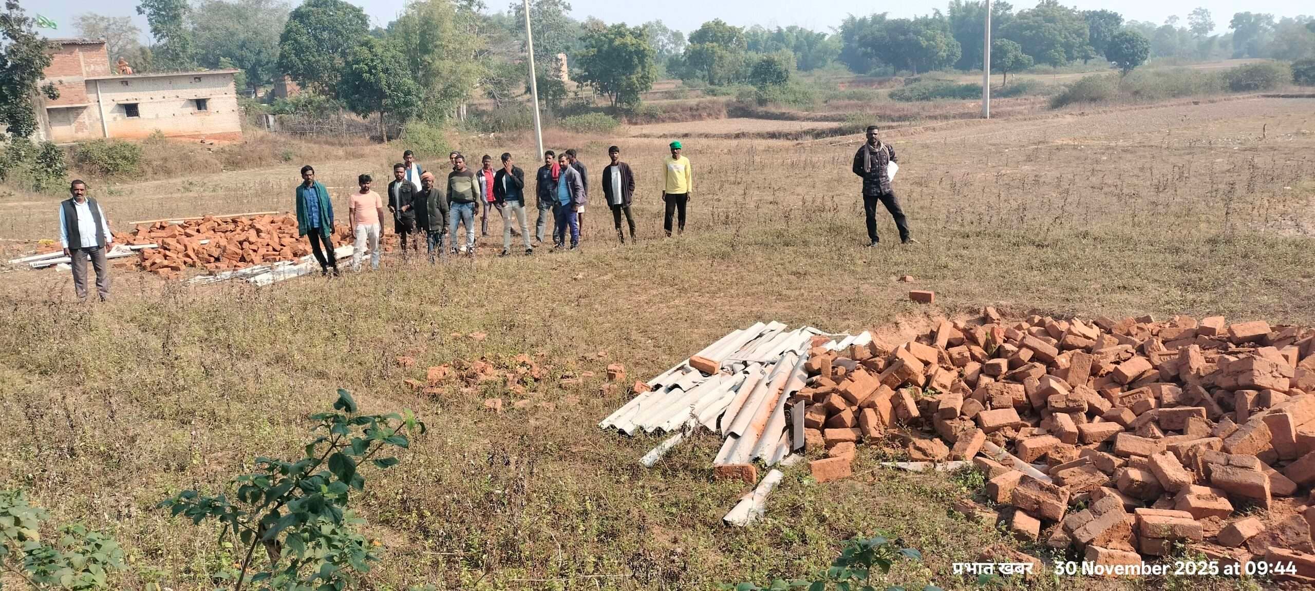 Giridih News: घोड़थंभा में असामाजिक तत्वों ने आदिवासी परिवारों का घर जमींदाेज किया