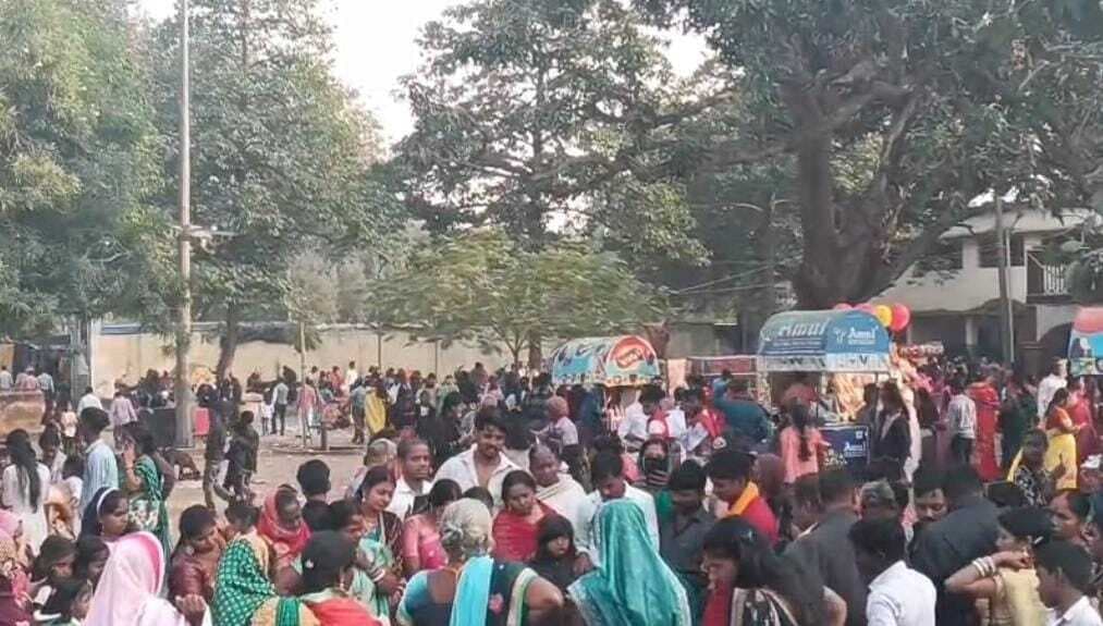 Giridih News: हरिहरधाम मंदिर में विवाह को लेकर उमड़ रही है भीड़