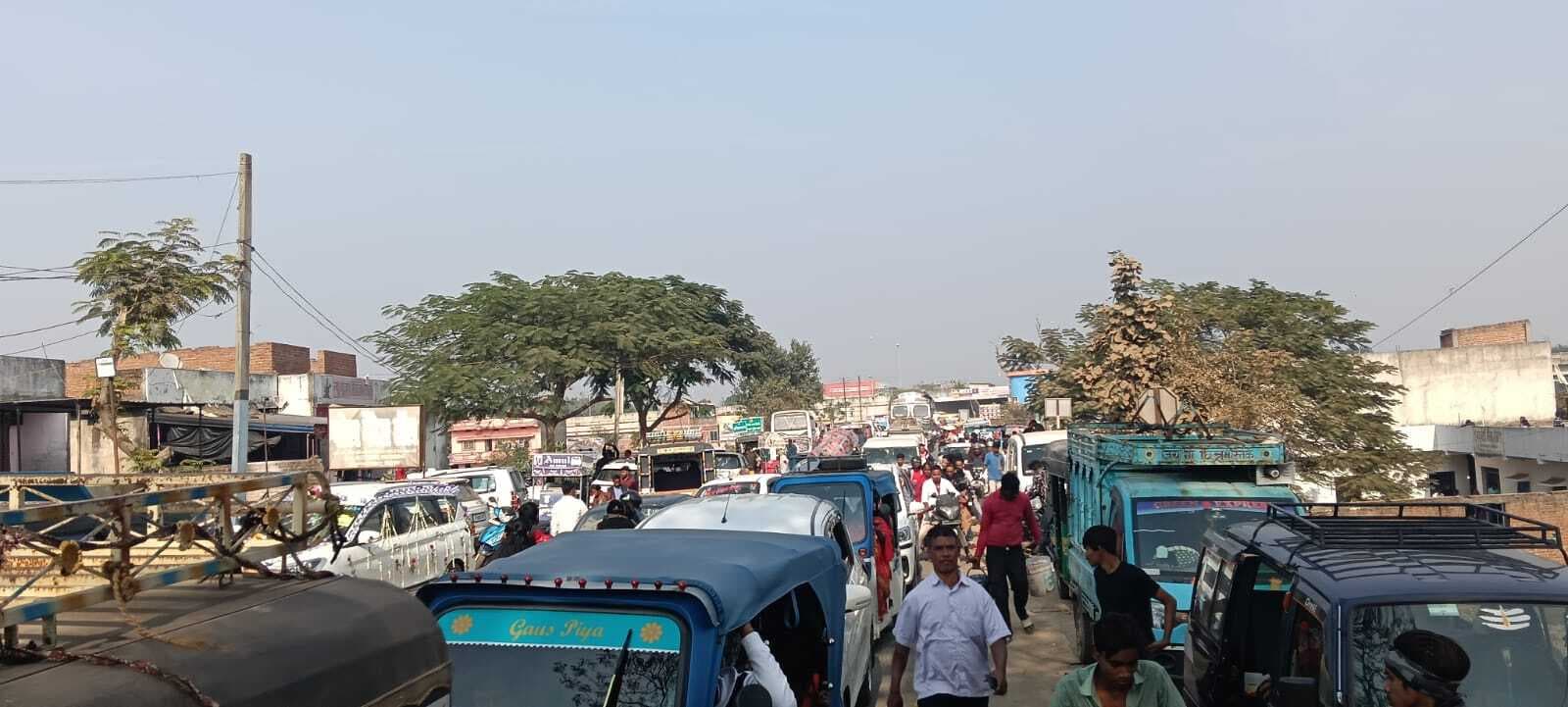 Giridih News: बगोदर-हरिहरधाम रोड में जाम से लोग परेशान