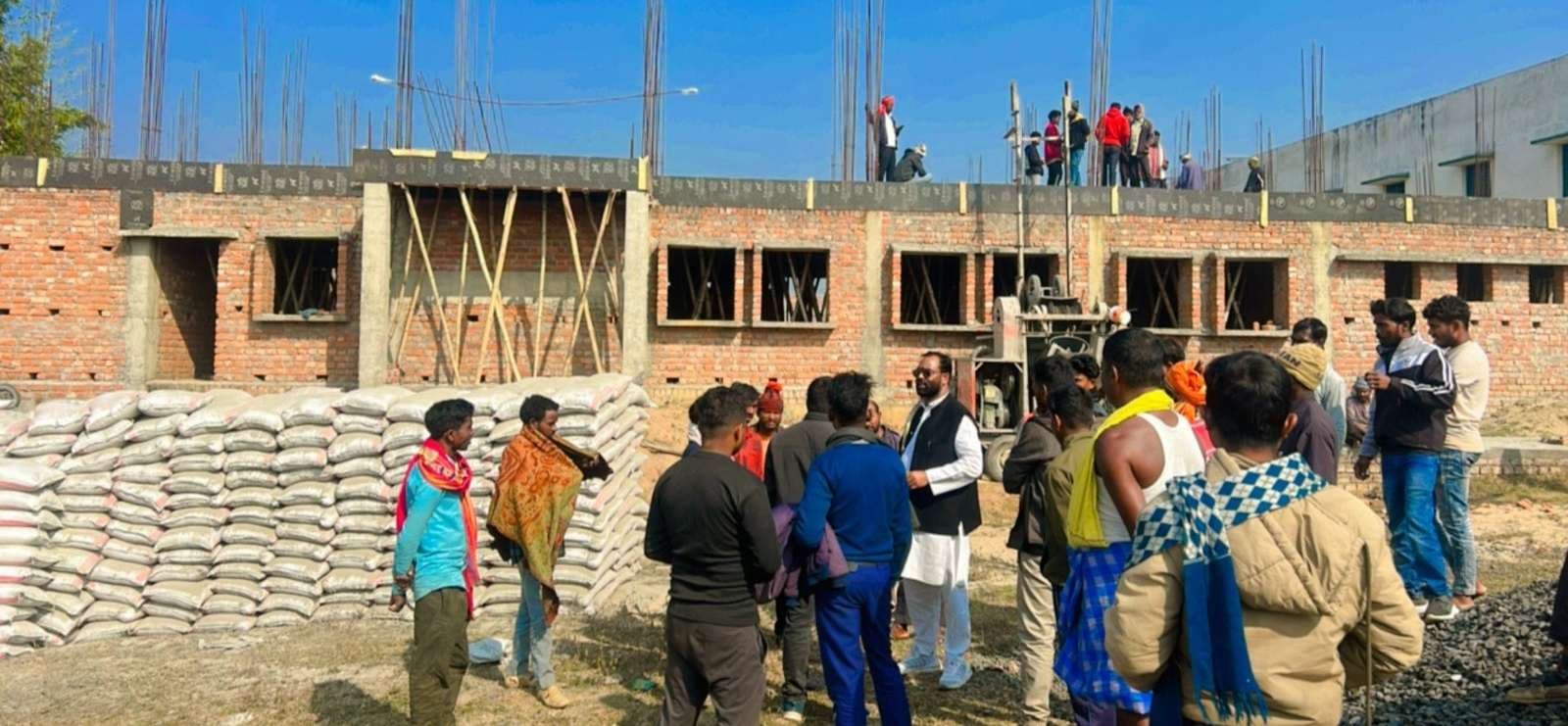 Giridih News: मॉडल विद्यालय हॉस्टल निर्माण में गड़बड़ी का आरोप, ग्रामीणों में रोष