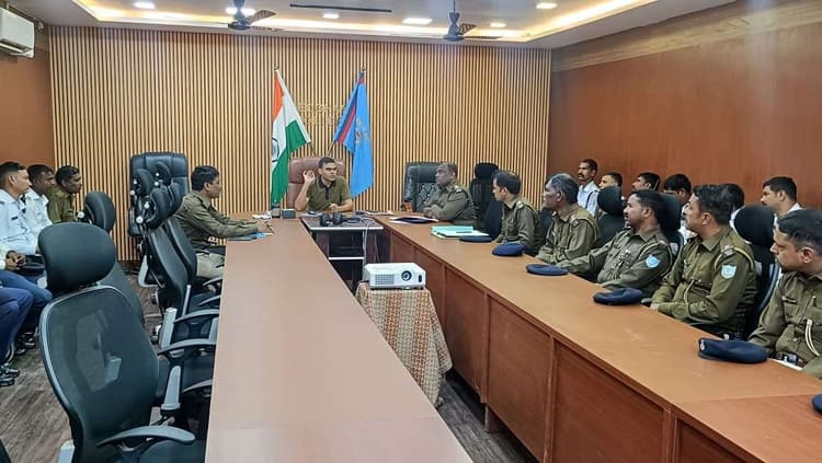 Deoghar news : देवघर में ट्रैफिक व्यवस्था में सुधार के लिए एसपी ने की मंत्रणा