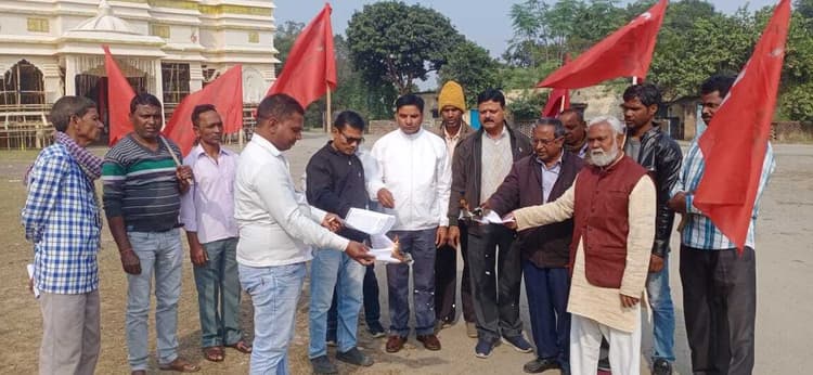 Bokaro News : यूनियन ने लेबर कोड की प्रतियां जलायी