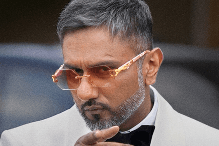 Yo Yo Honey Singh Craze: लाल परी, ब्लू आइज से लेकर फ्लाइंग KISS तक, हनी सिंह के प्रोग्राम में लड़कियां दीवानी