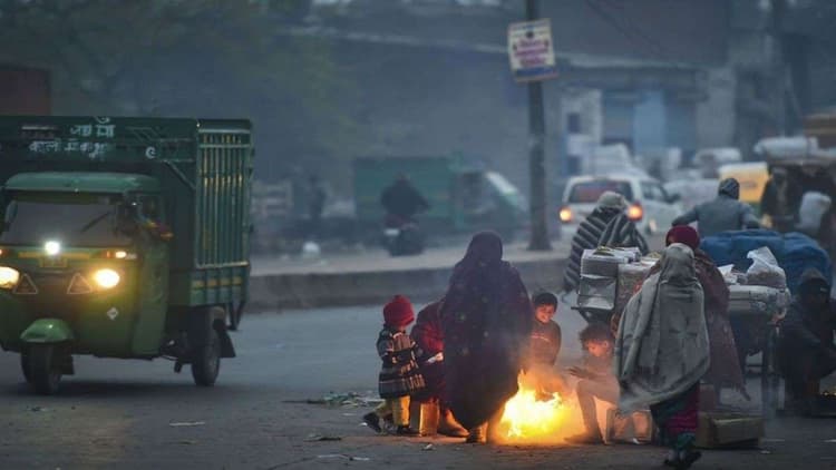 Aaj Bihar Ka Mausam: कोहरे से थमी बिहार की रफ्तार, ठंड से हल्की राहत, 17–22 दिसंबर में पड़ेगी हाड़ कंपा देने वाली कड़ाके की ठंड