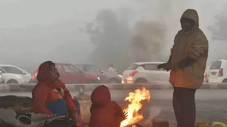 Bihar Ka Mausam: बिहार में ठंड का कहर और कोहरे की मार, पारा लुढ़का-13 से ज्यादा जिलों में हाई अलर्ट