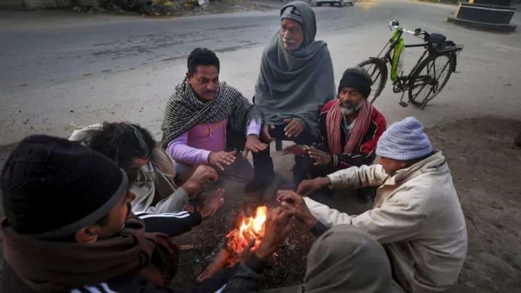 Aaj Bihar Ka Mausam: बिहार के कैमूर में हड्डी गलाने वाली ठंड,24 जिलों में घने कोहरे का अलर्ट