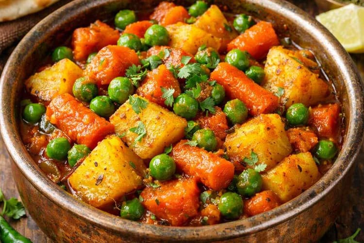 Aloo Gajar Matar Sabji: सर्दियों में लंच या डिनर में जरूर ट्राई करें आलू गाजर मटर की सब्जी, ऐसे करें तैयार