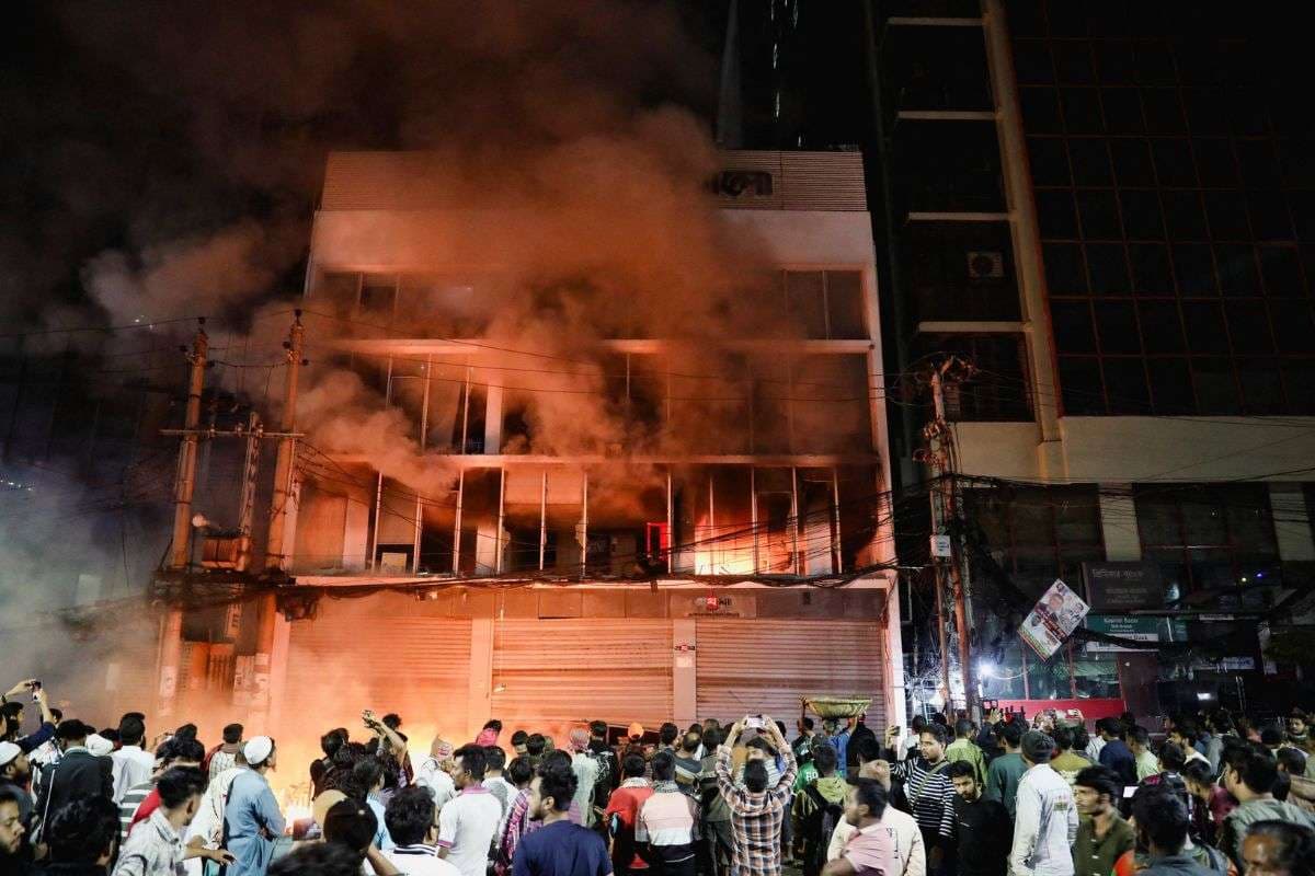 भारत विरोधी उस्मान हादी की मौत के बाद बांग्लादेश में बवाल, आगजनी और पथराव से आधी रात को मचा हाहाकार