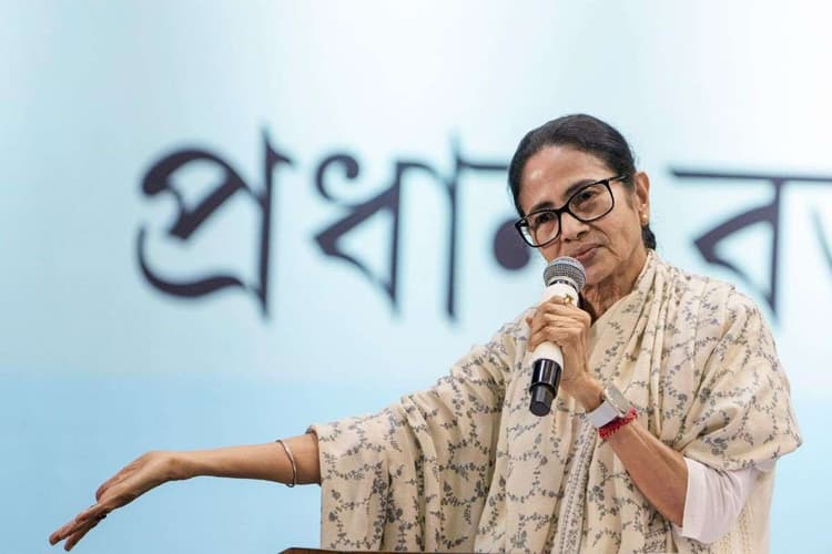 तृणमूल की बैठक में माइक्रोफोन हुआ खराब, ममता बनर्जी को आयी ‘साजिश’ की बू