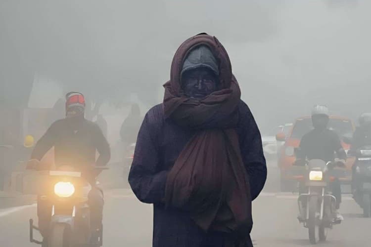 Bihar Ka Mausam: बिहार में हड्डी गलाने वाली ठंड,12 जिलों में रेड अलर्ट, जाने कब टूटेगा कोहरे का कहर?