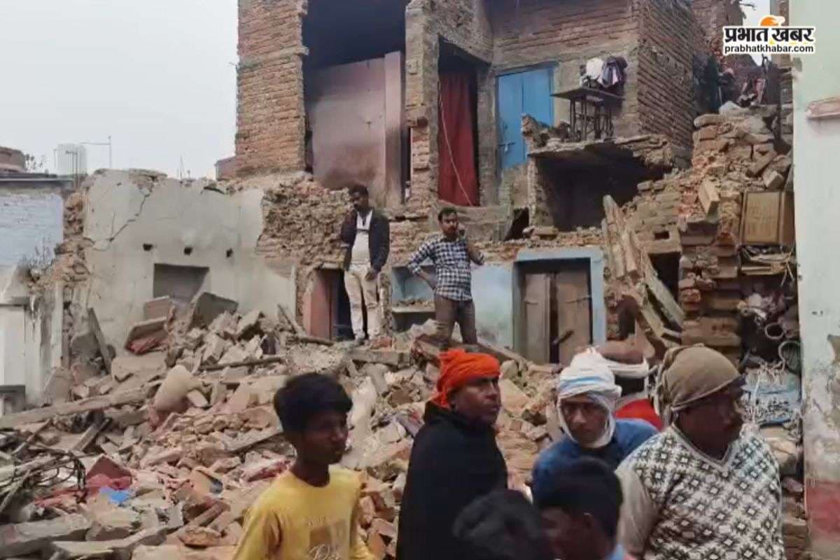 Buxar: नगर परिषद की लापरवाही से भर-भराकर गिरा मकान, परिवार वालों ने ठेकेदार पर लगाए आरोप