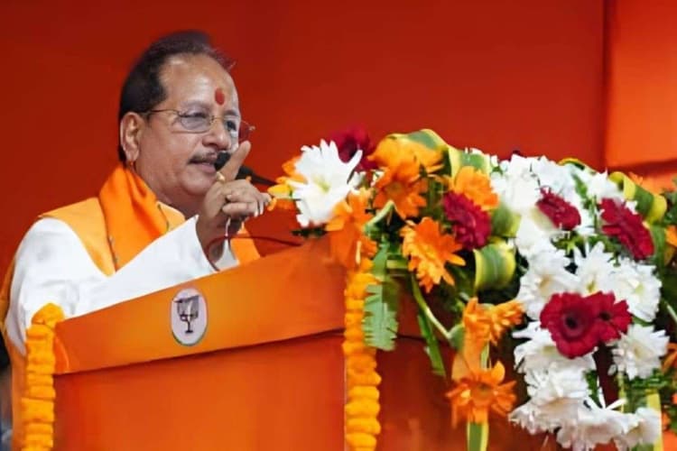 Vijay Kumar Sinha: विजय सिन्हा के जन संवाद से राजस्व विभाग में भूचाल, अधिकारियों ने CM को लिखा पत्र, सामूहिक बहिष्कार की चेतावनी