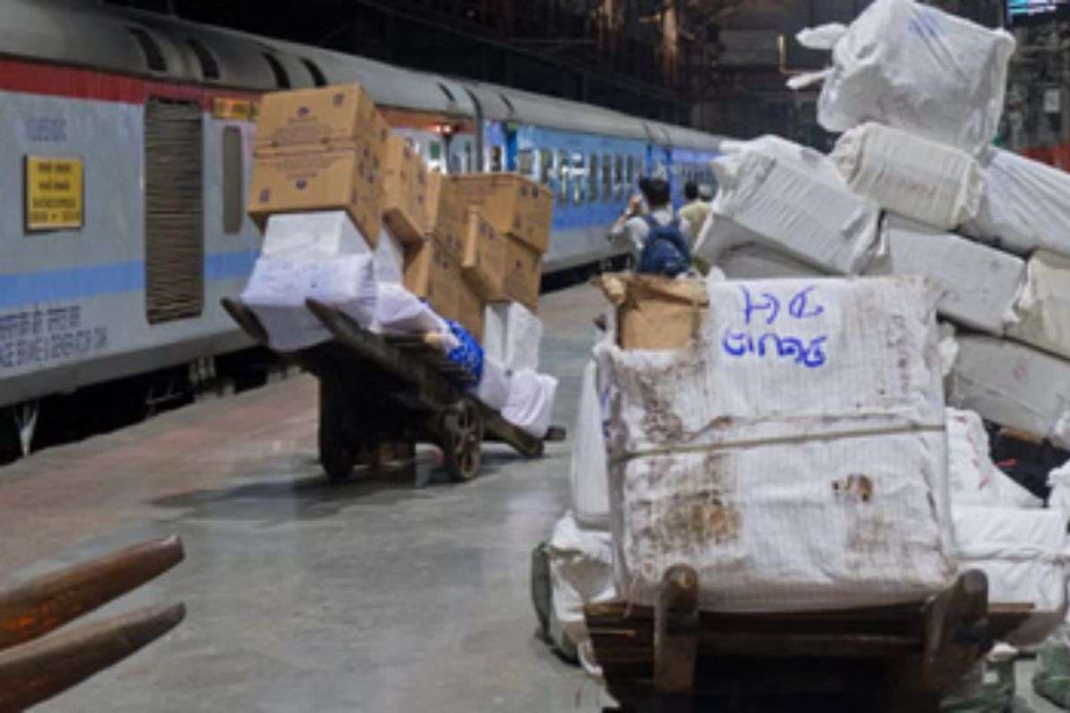 पवन एक्सप्रेस से पार्सल गायब! मुजफ्फरपुर से बुक हुए 11 में से 5 बैग मुंबई नहीं पहुंचे