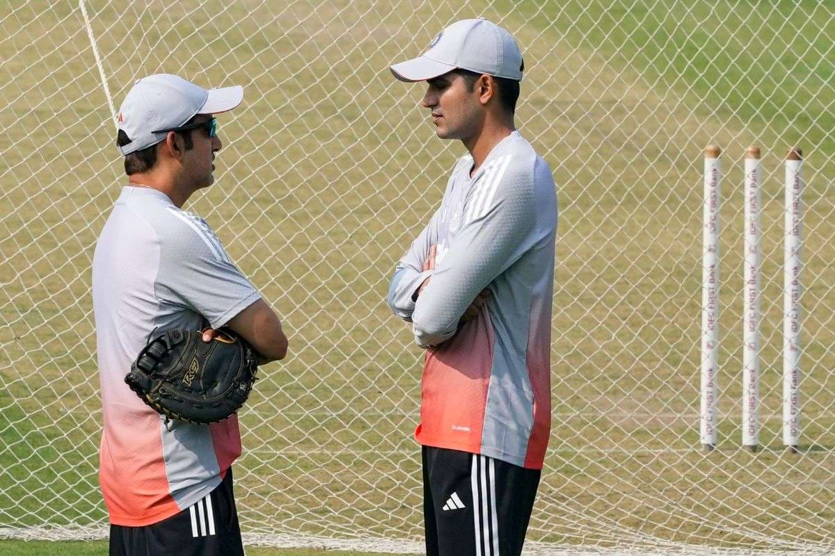 शुभमन गिल से बात करते मुख्य कोच गौतम गंभीर शुभमन गिल से बात करते मुख्य कोच गौतम गंभीर