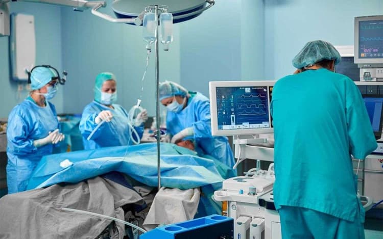 Hospital Operating Room Colors: आखिर क्यों हरे-नीले रंग के कपड़े पहनते हैं डॉक्टर्स? जानें सबकुछ