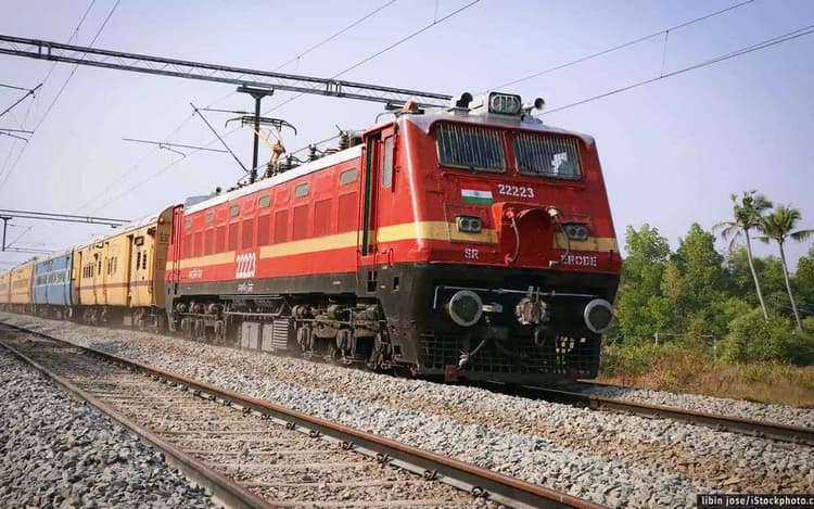Indian Railway: सुरक्षित यात्रा के लिए नोट कर लें ये ट्रेन हेल्पलाइन नंबर, फटाफट मिलेगी मदद