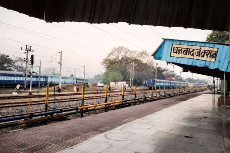 धनबाद और गोमो होकर चलेंगी स्पेशल ट्रेनें, अप ग्रैंड कॉर्ड सेक्शन पर 9 तक ट्रैफिक और पावर ब्लॉक