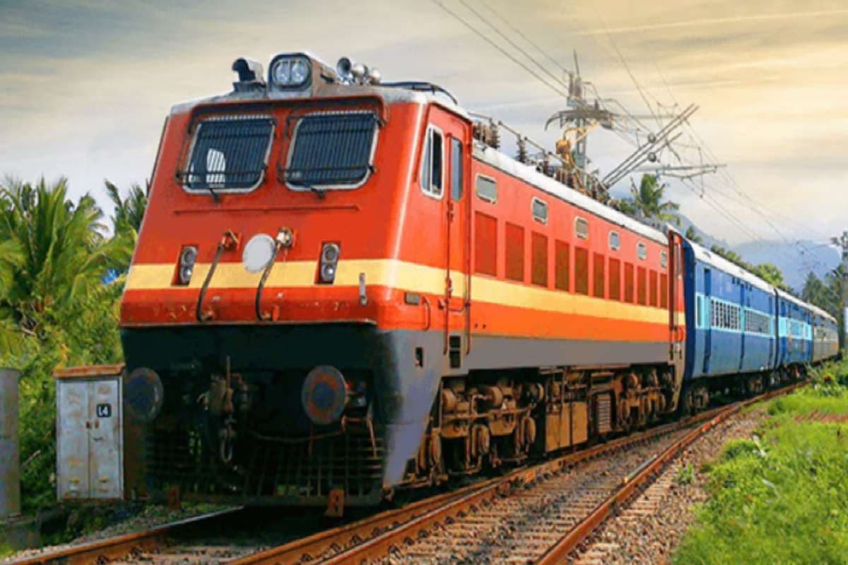 PNR में एक टिकट कन्फर्म और एक वेटिंग तो क्या ट्रेन में कर सकते हैं सफर? जानें रेलवे का नियम
