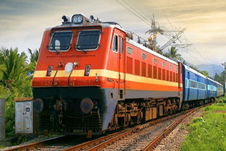 PNR में एक टिकट कन्फर्म और एक वेटिंग तो क्या ट्रेन में कर सकते हैं सफर? जानें रेलवे का नियम