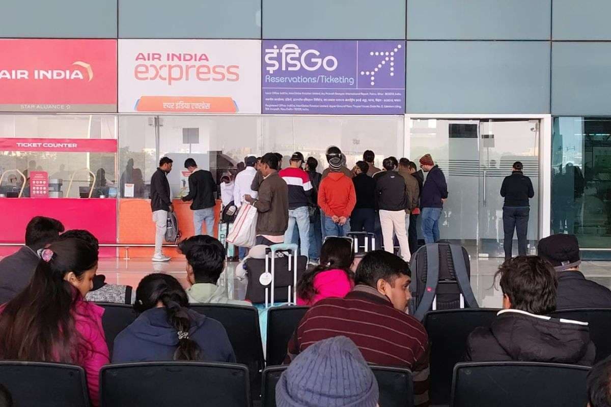 Indigo Crisis: पटना एयरपोर्ट पर बच्चों संग भटकते रहे पैसेंजर्स, 11 फ्लाइटें रद्द, अराइवल सेक्शन में पसरा सन्नाटा