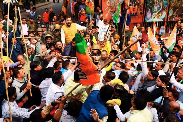 साकची में भिड़े कांग्रेस और भाजपा नेता-कार्यकर्ता, 1 घंटा तक चला हंगामा