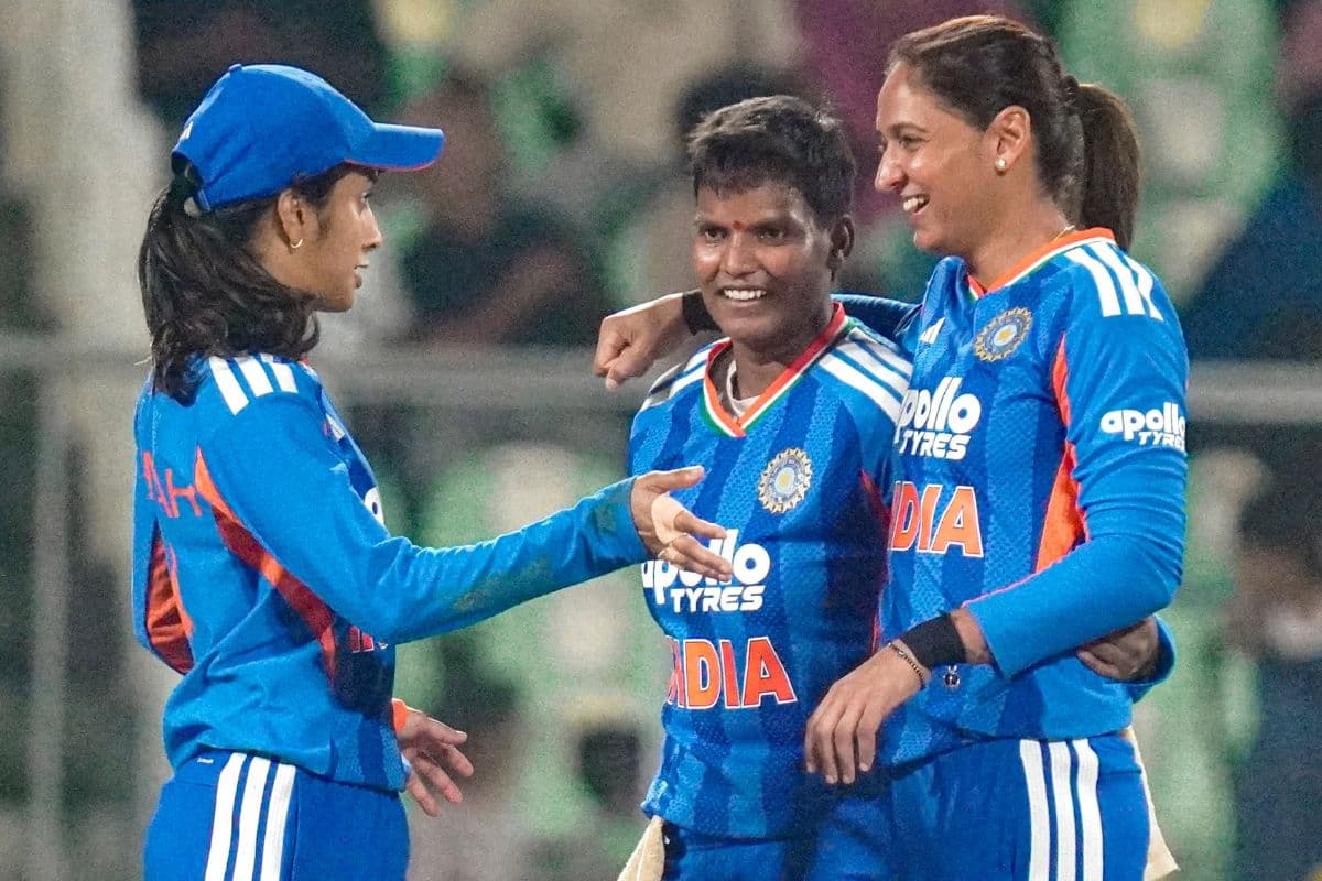 विकेट चटकाने के बाद दीप्ति को बधाई देती जेमिमा और हरमनप्रीत कौर.