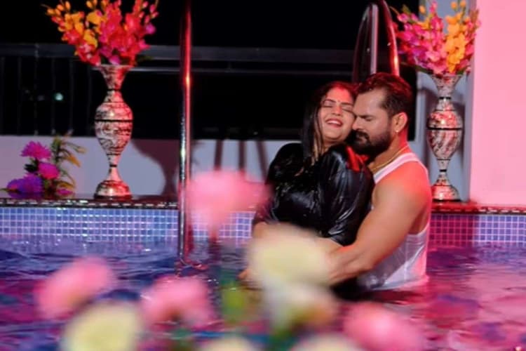 Khesari Lal Yadav New Song Ae Raja Dhailae Rah: खेसारी लाल का नया गाना ‘ए राजा धईले रहs’ हुआ रिलीज, पूल में एक्ट्रेस संग रोमांस करते दिखे एक्टर