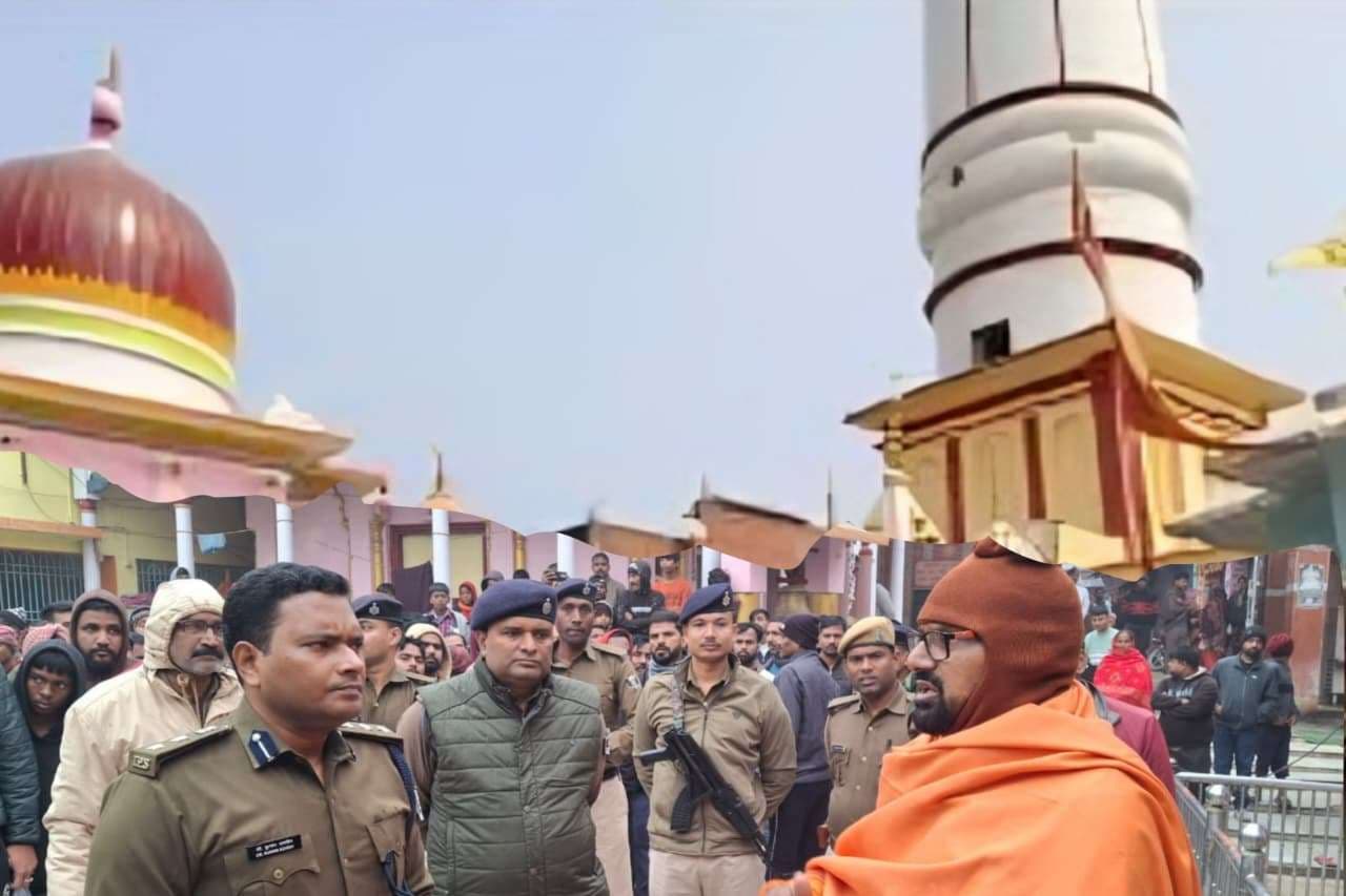 Chhapra News: छपरा के ऐतिहासिक धर्मनाथ मंदिर में बड़ी चोरी, करोड़ों की संपत्ति पर हाथ साफ, जांच में जुटी पुलिस Chhapra News: छपरा के ऐतिहासिक धर्मनाथ मंदिर में बड़ी चोरी, करोड़ों की संपत्ति पर हाथ साफ, जांच में जुटी पुलिस