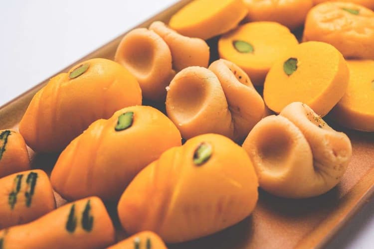 Orange Sandesh Recipe: अब बाजार जाने की नहीं होगी जरूरत, घर पर ही आसान तरीके से बनाएं टेस्टी ऑरेंज संदेश