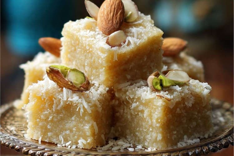 New Year Special Suji Nariyal Barfi: हैप्पी न्यू ईयर में घर बनाएं हलवाई जैसी सूजी नारियल की बर्फी