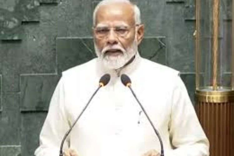 PM Modi को NDA सांसदों ने संसद में विजय हार पहनाकर किया सम्मान