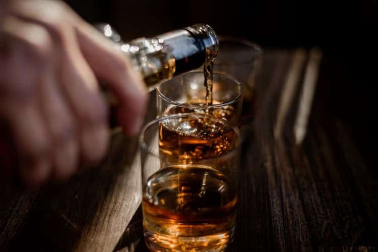 मुनीर के घर के सामने बन रही शराब, 50 साल बाद पाकिस्तान करेगा दुनिया में एक्सपोर्ट, मजहब पर भारी पड़ा आर्थिक संकट