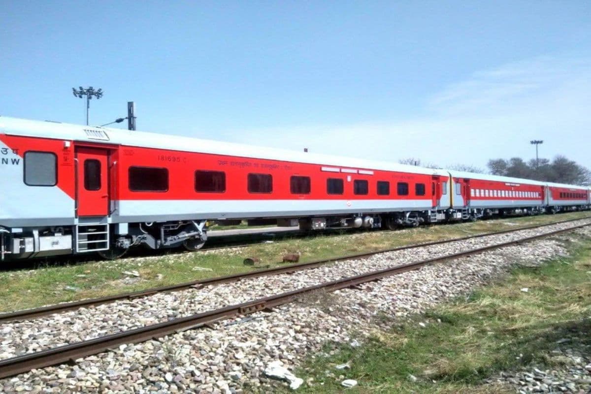 पटना से गुजरने वाली यह ट्रेन LHB कोच से लैस हुई, अब 17 बोगियों साथ ही चलेगी