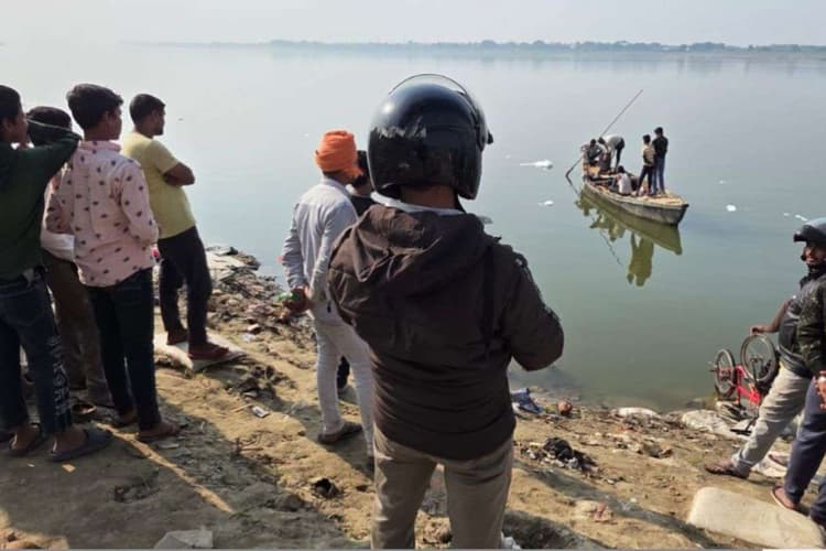 Buxar: 5 साल के बेटे को गोद में लेकर गंगा में कूदी महिला, मछुआरों ने बचाया