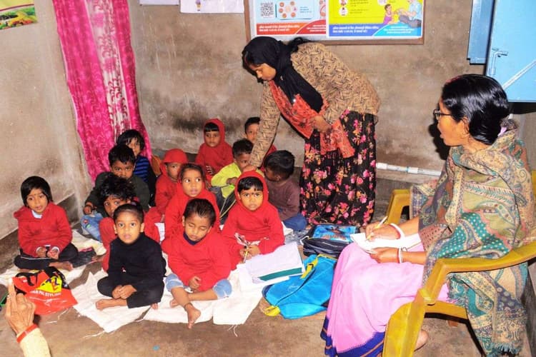 हाल धनबाद के आंगनबाड़ी केंद्रों का : जमीन पर बैठे थे बच्चे, सेविका नदारद